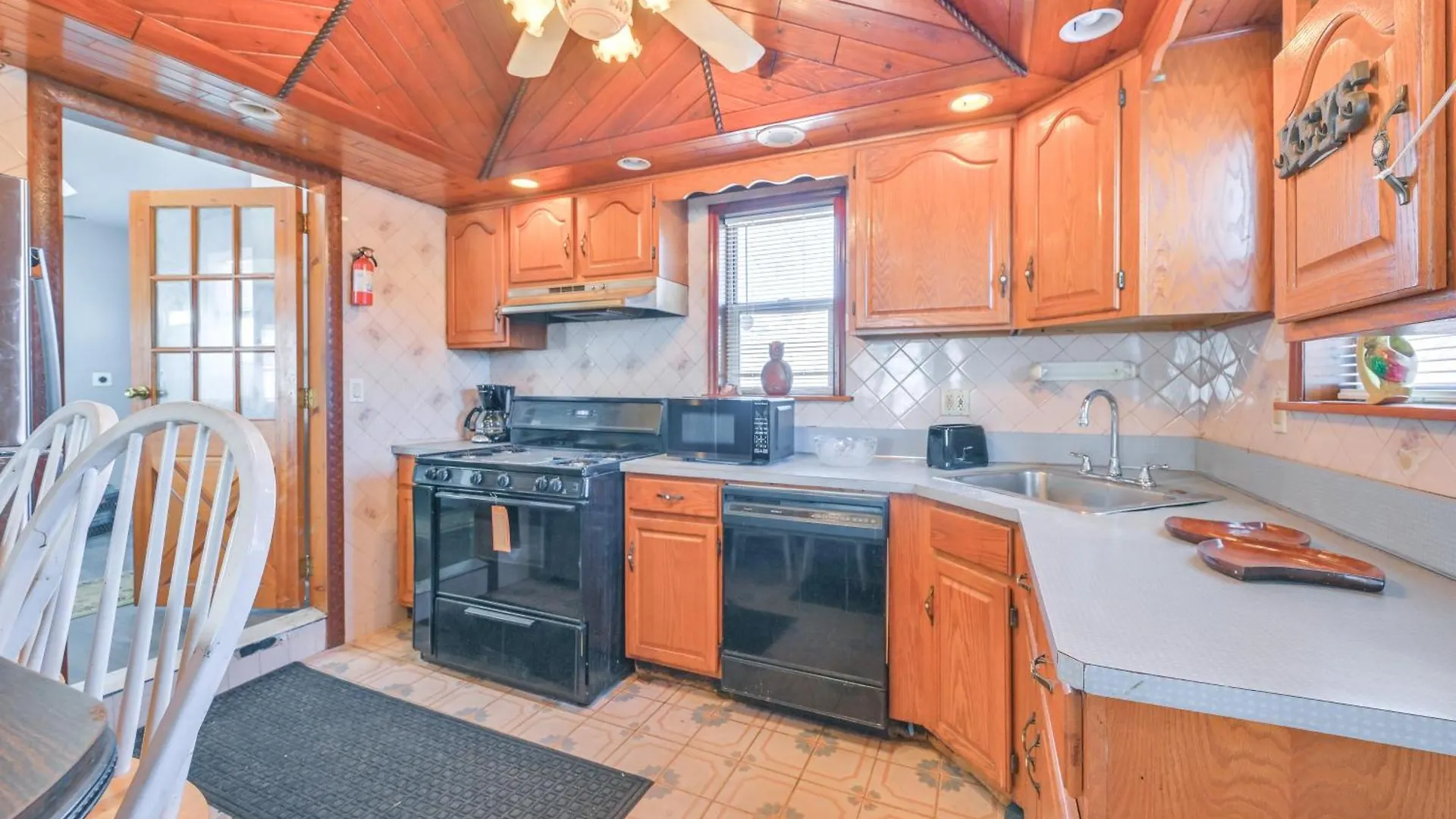 4 Mi To Lirr Station Nice Home In West Babylon!
